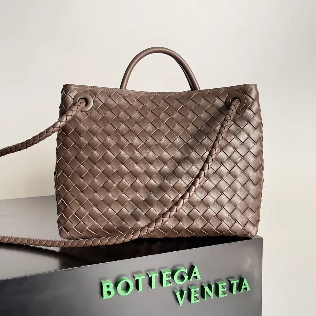 The 2023 new Andiamo batch of 2260 BV has been shipped‼ ️Really popular🔥The new Andiamo woven handbag launched by Bottega Veneta this season is really popular all over the world! ! Celebrities at home and abroad have worn it, and Oscar-winning actress Michelle Yeoh has taken it out on the street. Song Jia, Trai Yara, Yu Feihong, Sanji Ayaka, Rosie Hunting-Whiteley, Yoshioka Riho, etc. have all picked up this bag. It is classic and versatile, showing off its temperament, and the bag capacity is also large, which is very convenient for daily commuting! ! A variety of carrying methods, the shoulder straps can be adjusted by yourself, the original lambskin feels soft and delicate, and the unisex style breaks the gender boundaries and brings a more practical and long-lasting use experience. Andiamo, which has both elegant and casual styles, perfectly interprets the true appearance of "fashionable old money style". Style number: 743572 Size: 32*24*12